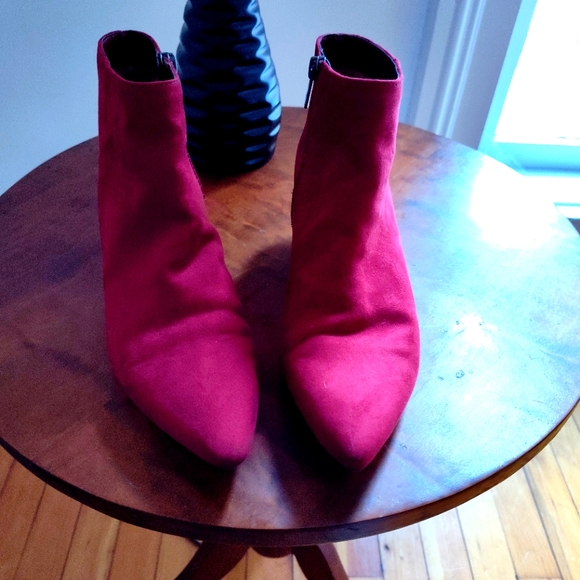 Naturalizer Giselle pointed toe heeled bootie in red - Picture 2 of 6